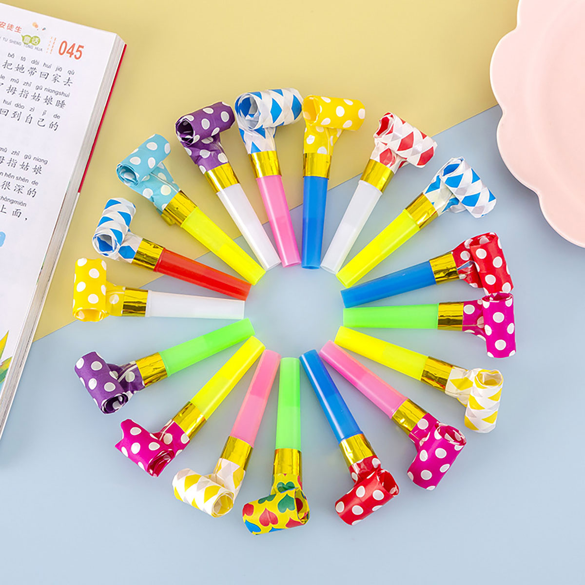 Kids Toys Easter - 子供のためのカラフルなホイッスルおもちゃ、面白いおもちゃ、吹くドラゴンのホイッスル、ブローロールのおもちゃ、赤ちゃんのパーティーゲーム、幼児のための誕生日プレゼント、30個
